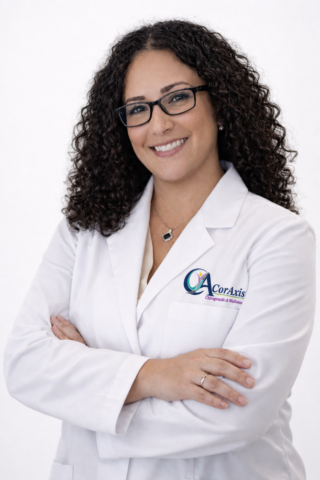 Retrato de la Dra. Angie Espinal, DC, como parte del equipo de coraxis chiropractic and wellness.